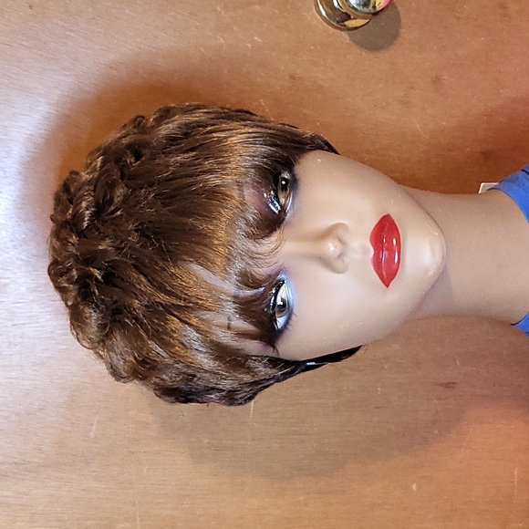 Short Two Tone Wig With Curls - Picture 4 of 6